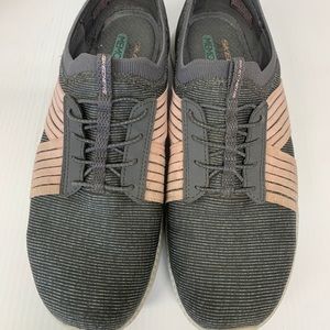 Woman’s Skechers Memory Foam - Size: 8.5 - Gray
